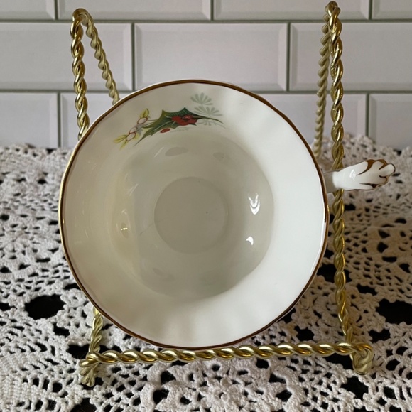 Royal Albert Poinsettia saucer and tea cup. Bone China made in England. - Picture 10 of 12